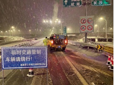 除雪破冰齐协力 保通保畅劲头足 ——南昌高速公司起劲应对雨雪卑劣天气